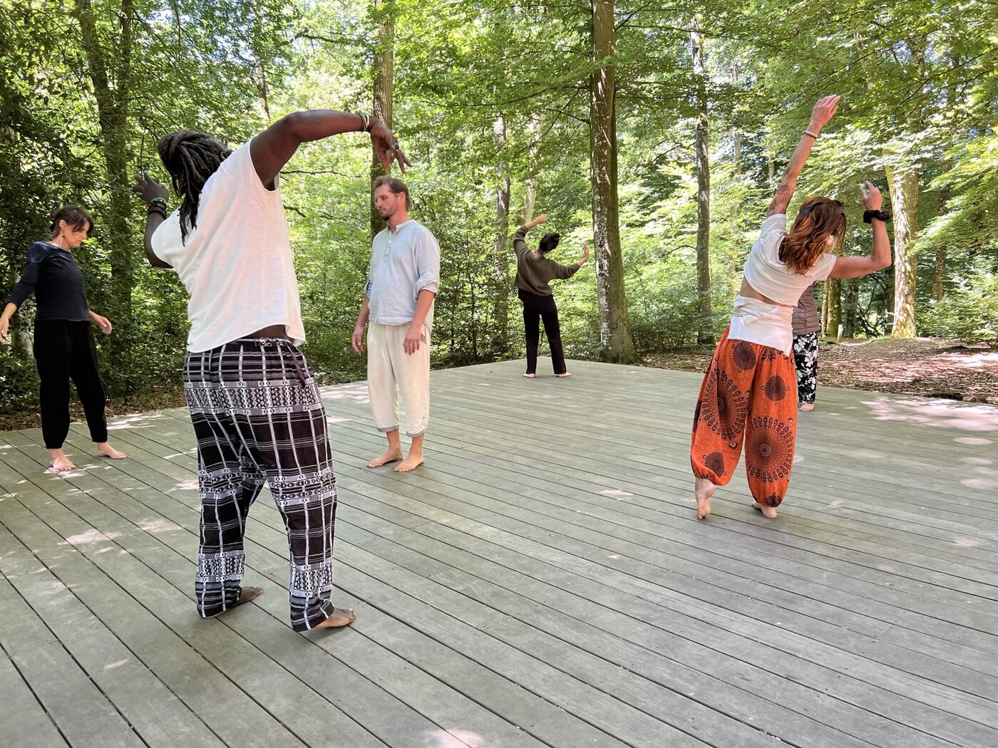 Atelier corporel en forêt porté par l’association Les Étoiles Filantes